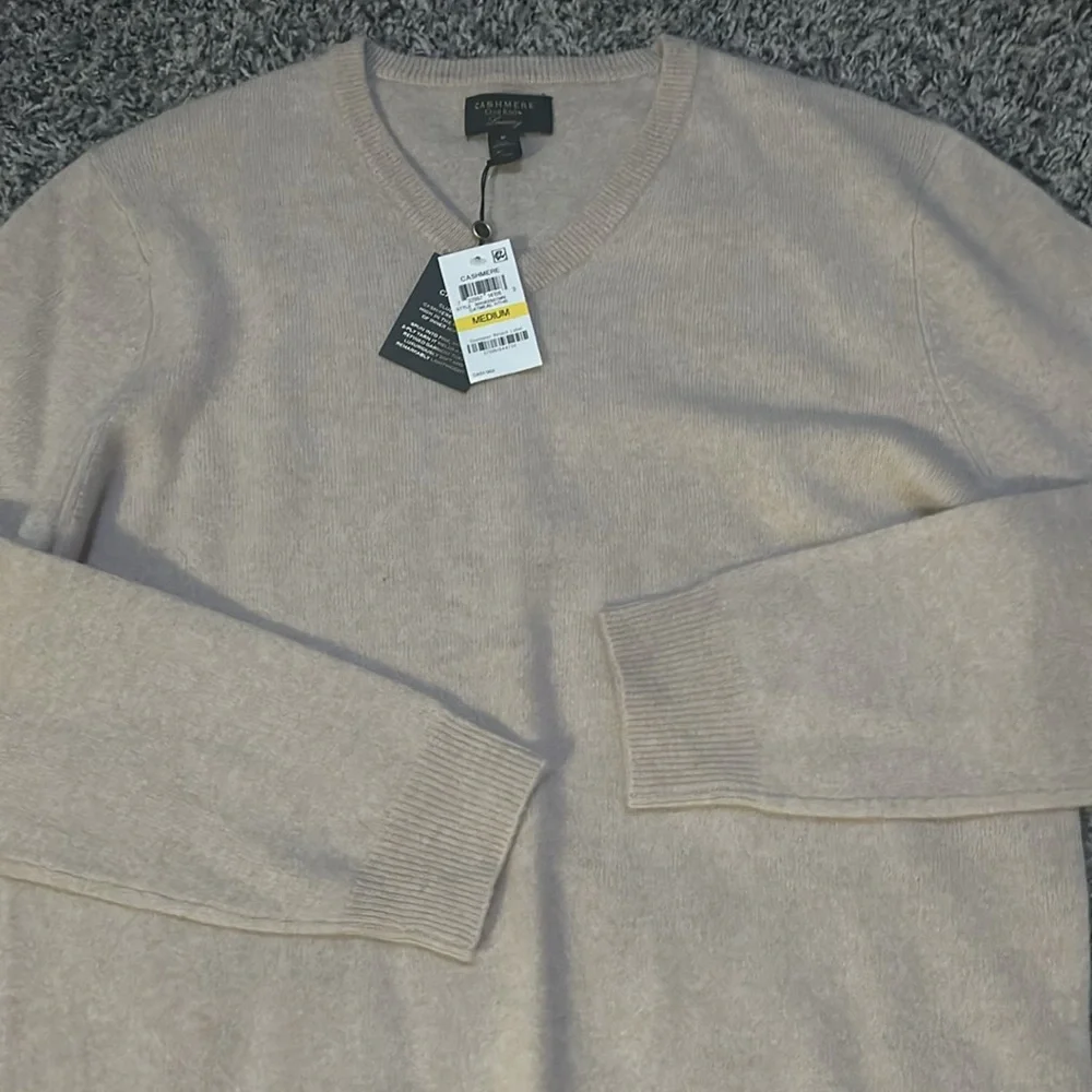 NWT. Woman’s Cashmere Club Room Luxury oatmeal Cashmere v-neck sweater. Size M._3